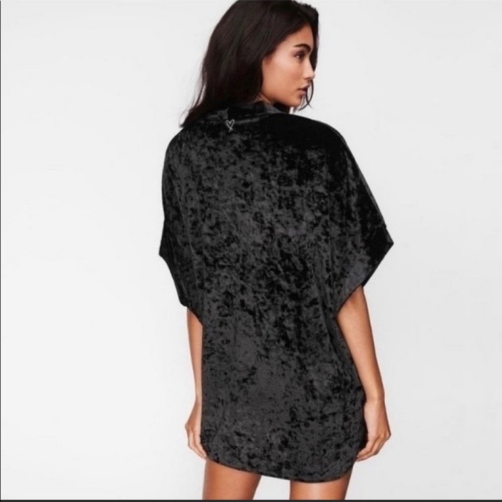 Victoria Secret black velour kimono medium. Bran new. Tags attached.